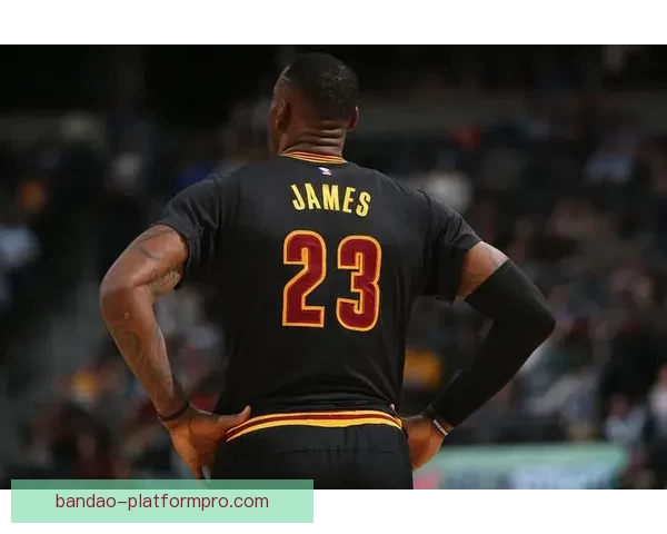 詹姆斯回顾生涯三大高光瞬间世纪封盖扣翻特里东决入选